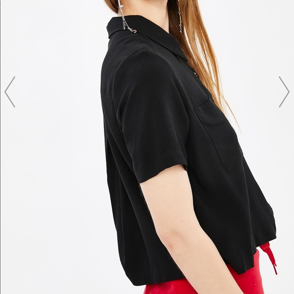 Delilah’s Collared Button Up Crop Top - Picture 3 of 4